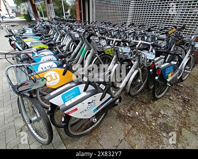 Aus dem Verkehr gezogen: Vor und hinter einem ehemaligen Fahrradladen in Bremen-Vahr parken dicht an dicht fast 100 reparaturbedürftige Räder des Bremer Fahrradverleihers WK-Bike, einer Tochter der Bremer Tageszeitungen AG BTAG, dem Verlag des Weser-Kuriers WK. WK-Bike hat seinen Fuhrpark seit ca. 2023 stark ausgedünnt. Nach Angaben der BTAG sollen die ausrangierten Räder aber noch repariert werden mit Neuinvestitionen hält sich das Unternehmen aber zurück, da die Stadt Bremen im April 2024 eine Konzession für ein öffentliches Fahrradverleihsystem ausgeschrieben hat und noch unklar ist, Stockfoto