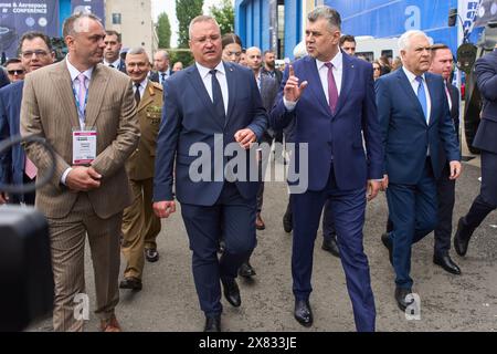 Bukarest, Rumänien. 22. Mai 2024: Nicolae Ciuca (C-L), Präsident der Nationalen Liberalen Partei (PNL), und Marcel Ciolacu (C-R), Präsident der Sozialdemokratischen Partei (PSD), besuchen die Internationale Ausstellung zur Verteidigung des Schwarzen Meeres, Luft- und Raumfahrt und Sicherheit 2024 (BSDA) auf der ROMAERO. Quelle: Lucian Alecu/Alamy Live News Stockfoto