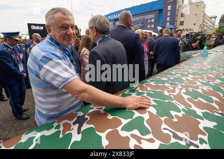 Bukarest, Rumänien. 22. Mai 2024: Radu Berceanu (L), ehemaliger Minister für Verkehr und Infrastruktur, präsentiert eine Drohne, die von seinem Unternehmen während der Black Sea Defense, Aerospace and Security International Exhibition 2024 (BSDA) auf der ROMAERO produziert wurde. Quelle: Lucian Alecu/Alamy Live News Stockfoto