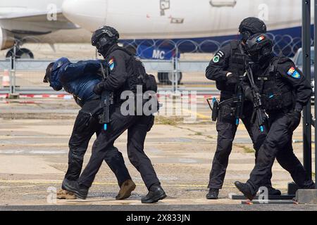 Bukarest, Rumänien. 22. Mai 2024: Die Sondereinheit für Schutz und Intervention der rumänischen Armee führt eine Anti-Terror-Intervention-Demonstration während der Internationalen Ausstellung für Verteidigung, Luft- und Raumfahrt und Sicherheit am Schwarzen Meer 2024 (BSDA) in ROMAERO durch. Quelle: Lucian Alecu/Alamy Live News Stockfoto