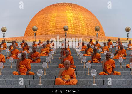 Pathum Thani, Thailand. Mai 2024. Buddhistische Mönche meditieren während des Vesak-Tages im Wat Phra Dhammakaya. Vesak Day oder Vesakha Bucha Day ist der Tag, der an die Geburt und Erleuchtung des Nirwanas und den Tod Buddhas im Glauben der Buddhisten erinnert. (Foto: Peerapon Boonyakiat/SOPA Image/SIPA USA) Credit: SIPA USA/Alamy Live News Stockfoto