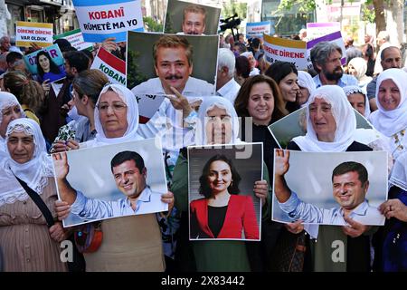 Eine Gruppe kurdischer Friedensmütter hält Plakate des kurdischen Politikers Selahattin Demirtas, der zu 42 Jahren Gefängnis verurteilt wurde, und Figen Yuksekdag, der während der Demonstration zu 30 Jahren Gefängnis verurteilt wurde. Gegen die langen Haftstrafen, die einigen kurdischen Politikern in der Türkei verhängt wurden, protestierte ein marsch und eine Presseerklärung, die von der Partei für Gleichstellung und Demokratie (dem), der Partei der Demokratischen Regionen (DBP) und der Organisation der Freien Frauenbewegung (TJA-Tevgera Jinên Azad) in Diyarbakir organisiert wurde. Viele Polizisten wurden während des Protestes gesehen, aber trotz des Hindernisses von Th Stockfoto