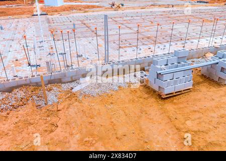 Ab sofort kann Beton auf den oberen Bewehrungsmetallrahmen gegossen werden, um das Fundament zu bilden. Stockfoto