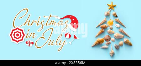 Banner mit Text WEIHNACHTEN IM JULI und Tanne aus Muscheln Stockfoto