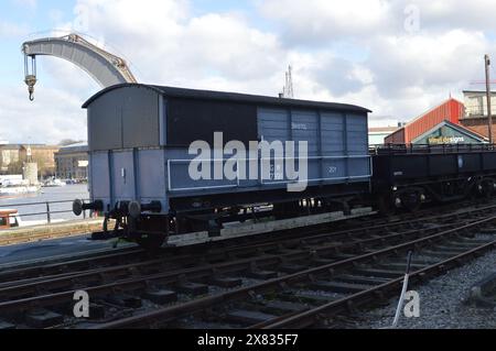 Der Fairbairn Dampfkran und ein GWR Toad Brakevan der Bristol Harbour Railway. Februar 2024. Stockfoto