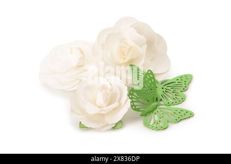 Blumen aus Stoff und grünen Plastikschmetterlingen auf weißem Hintergrund Stockfoto