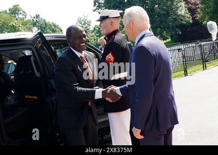 Washington, USA. Mai 2024. US-Präsident Joe Biden begrüßt den kenianischen Präsidenten William Ruto am 22. Mai 2024 im Weißen Haus in Washington. Foto: Yuri Gripas/Pool/SIPA USA Credit: SIPA USA/Alamy Live News Stockfoto