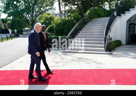 Washington, USA. Mai 2024. US-Präsident Joe Biden begrüßt den kenianischen Präsidenten William Ruto am 22. Mai 2024 im Weißen Haus in Washington. Foto: Yuri Gripas/Pool/SIPA USA Credit: SIPA USA/Alamy Live News Stockfoto