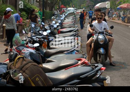 Reihen von Motorrädern und Motorrollern geparkt, Luang Prabang, Laos, Asien. Stockfoto