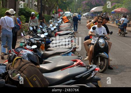 Reihen von Motorrädern und Motorrollern geparkt, Luang Prabang, Laos, Asien. Stockfoto