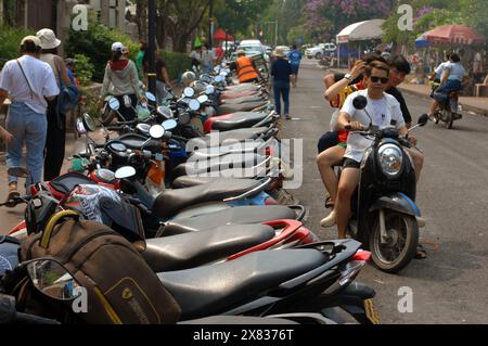 Reihen von Motorrädern und Motorrollern geparkt, Luang Prabang, Laos, Asien. Stockfoto