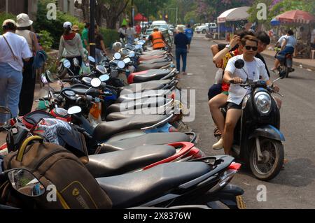 Reihen von Motorrädern und Motorrollern geparkt, Luang Prabang, Laos, Asien. Stockfoto