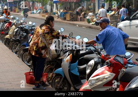 Reihen von Motorrädern und Motorrollern geparkt, Luang Prabang, Laos, Asien. Stockfoto