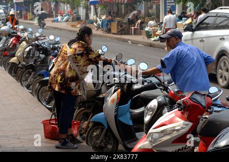 Reihen von Motorrädern und Motorrollern geparkt, Luang Prabang, Laos, Asien. Stockfoto