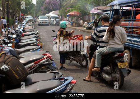 Reihen von Motorrädern und Motorrollern geparkt, Luang Prabang, Laos, Asien. Stockfoto