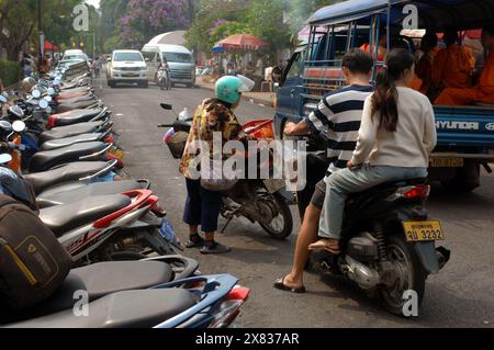 Reihen von Motorrädern und Motorrollern geparkt, Luang Prabang, Laos, Asien. Stockfoto