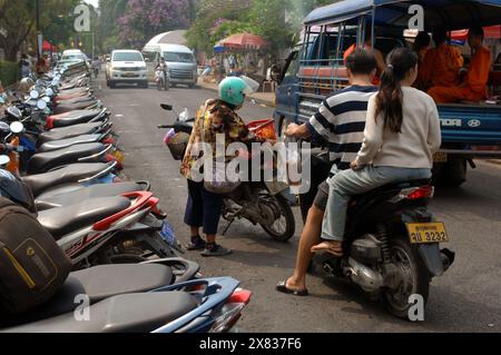 Reihen von Motorrädern und Motorrollern geparkt, Luang Prabang, Laos, Asien. Stockfoto