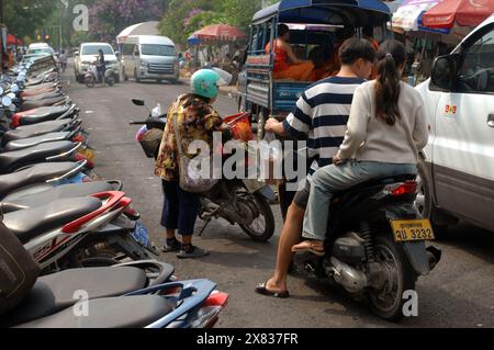 Reihen von Motorrädern und Motorrollern geparkt, Luang Prabang, Laos, Asien. Stockfoto