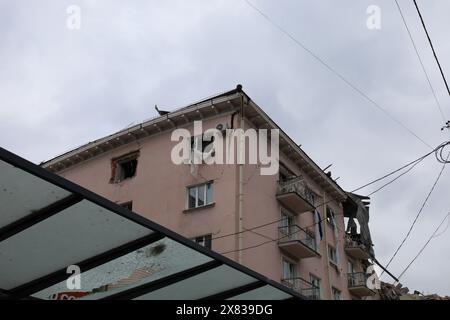 Die Folgen der Explosion eines Gebäudes durch eine russische Rakete. Krieg in der Ukraine. Zivile Infrastruktur. Stockfoto