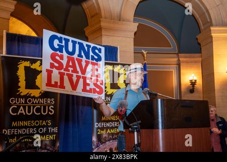 St. Paul, Minnesota. Landeshauptstadt. Wir wollen uns für Waffenrechte einsetzen, um den zweiten Zusatzartikel zu verteidigen. Republikanischer Senator Eric Lucero hält ein Schild hoch und spricht Stockfoto