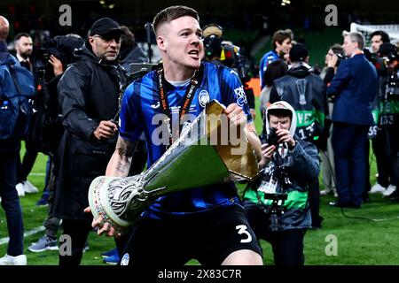 Dublin, Republik Irland. Mai 2024. Emil Holm von Atalanta BC feiert den Pokal am Ende des Europa-League-Endspiels 2023/2024 zwischen Atalanta BC und Bayer Leverkusen im Dublin Arena Stadion (Republik Irland) am 22. Mai 2024. Quelle: Insidefoto di andrea staccioli/Alamy Live News Stockfoto