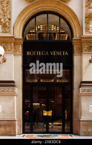Mailand, Italien - 24.04.2024: Bottega Veneta Schaufenster in der Einkaufsgalerie im Zentrum von Mailand, Galleria Vittorio Emanuele, Vitrine des Ladens Stockfoto