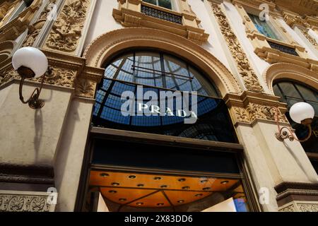 Mailand, Italien - 24.04.2024: Prada Ladenpräsentation in der Einkaufsgalerie im Zentrum von Mailand, Galleria Vittorio Emanuele, Vitrine der Kleidung Stockfoto