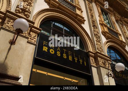 Mailand, Italien - 24.04.2024: Fratelli Rossetti Ladenpräsentation in der Einkaufsgalerie im Zentrum von Mailand, Galleria Vittorio Emanuele, Vitrine of Stockfoto