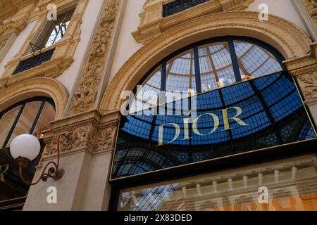 Mailand, Italien - 24.04.2024: Dior-Ladenpräsentation in der Einkaufsgalerie im Zentrum von Mailand, Galleria Vittorio Emanuele, Vitrine der Kleidung Stockfoto