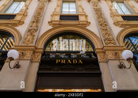 Mailand, Italien - 24.04.2024: Prada Ladenpräsentation in der Einkaufsgalerie im Zentrum von Mailand, Galleria Vittorio Emanuele, Vitrine der Kleidung Stockfoto