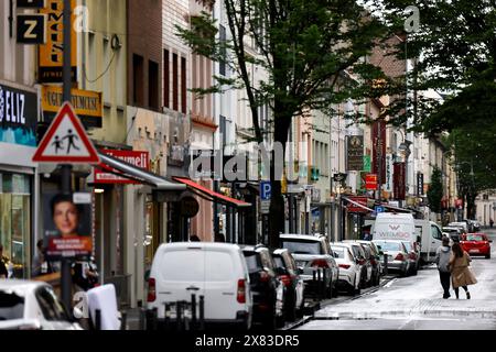 Impression aus der Keupstraße in Köln-Mülheim. 9. Juni 2024 soll hier das Kulturfest Birlikte erneut die Menschen in Köln gegen Rassismus bei Musik und Kulturprogramm zusammenbringen. Es ist der 20. Jahrestag des Nagelbombenanschlags auf der Keupstraße 2004, der sogenannten NSU zugeschrieben wird. Köln, 22.05.2024 NRW Deutschland *** Eindruck aus der Keupstraße in Köln Mülheim am 9. Juni 2024 bringt das Kulturfestival Birlikte die Kölner mit Musik und einem Kulturprogramm erneut gegen Rassismus zusammen. Es ist der 20. Jahrestag des Nagelbombenanschlags auf Keupstra Stockfoto