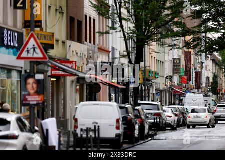 Impression aus der Keupstraße in Köln-Mülheim. 9. Juni 2024 soll hier das Kulturfest Birlikte erneut die Menschen in Köln gegen Rassismus bei Musik und Kulturprogramm zusammenbringen. Es ist der 20. Jahrestag des Nagelbombenanschlags auf der Keupstraße 2004, der sogenannten NSU zugeschrieben wird. Köln, 22.05.2024 NRW Deutschland *** Eindruck aus der Keupstraße in Köln Mülheim am 9. Juni 2024 bringt das Kulturfestival Birlikte die Kölner mit Musik und einem Kulturprogramm erneut gegen Rassismus zusammen. Es ist der 20. Jahrestag des Nagelbombenanschlags auf Keupstra Stockfoto