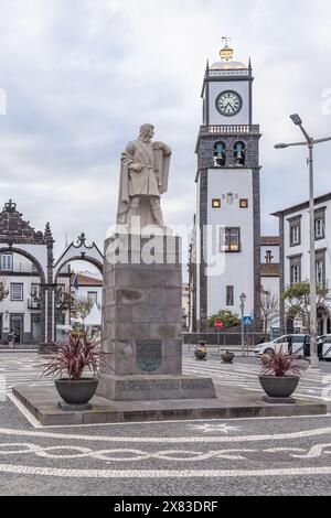 Ponta Delgada, Sao Miguel, Azoren, Portugal. April 2022. Monument für Goncalo Velho Cabral und die Kirche San Sebastian, Sao Sebastiao in Ponta Stockfoto