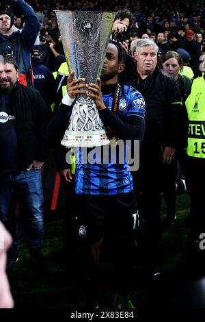 Dublin, Republik Irland. Mai 2024. Ademola Lookman von Atalanta BC feiert mit der Trophäe am Ende des Europa-League-Endspiels 2023/2024 zwischen Atalanta BC und Bayer Leverkusen im Dublin Arena Stadion (Republik Irland) am 22. Mai 2024. Quelle: Insidefoto di andrea staccioli/Alamy Live News Stockfoto