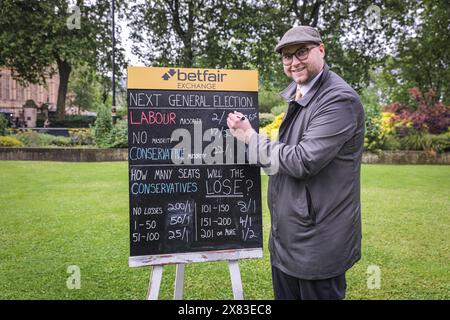 London, Großbritannien. Mai 2024. Die Mitarbeiter von Betfair sind im College Green in Westminster mit ihren Wahlquoten, kurz nachdem Premierminister Rishi Sunak seine Rede gehalten hatte, um das Datum der Parlamentswahlen als 4. Juli 2024 bekannt zu geben. Quelle: Imageplotter/Alamy Live News Stockfoto