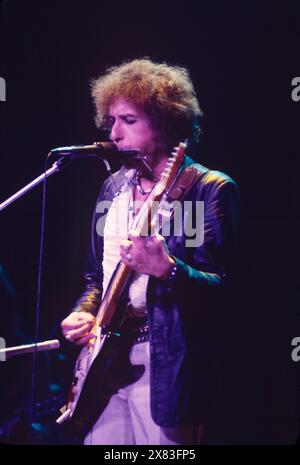 Bob Dylan tritt in einem ausverkauften Civic Center während seines ersten Konzerts in seinem Heimatstaat am 31. Oktober 1978 in St. Paul, Minnesota auf, seit er Anfang der 1960er Jahre nach New York City ging Stockfoto