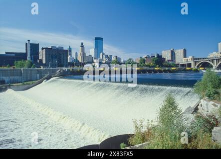 St. Anthony Falls am Mississippi River und Minneapolis Skyline im Jahr 1979 Stockfoto