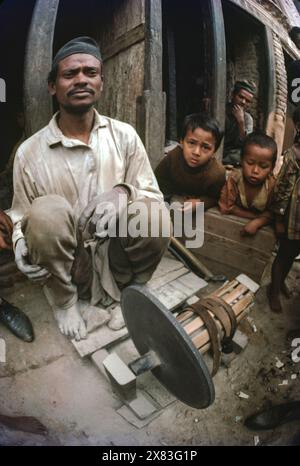 Fishe-Blick auf den Straßenmesserschärfer in Kathmandu, Nepal September 1969. Stockfoto