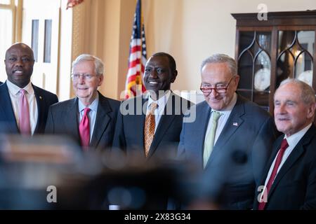 Washington, Vereinigte Staaten Von Amerika. Mai 2024. Der kenianische Präsident William Ruto trifft sich am Mittwoch, den 22. Mai 2024, mit Chuck Schumer (Demokrat von New York), Mitch McConnell (Republikaner von Kentucky) und anderen Senatoren im US-Kapitol in Washington, DC. Kredit: Annabelle Gordon/CNP/SIPA USA Kredit: SIPA USA/Alamy Live News Stockfoto