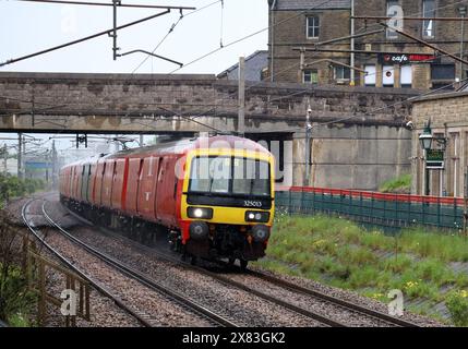 Triebwagen der Baureihe 325, Nummer 325013, Postzug, der am 22. Mai 2024 im Regen durch Carnforth auf der West Coast Main Line fuhr. Stockfoto