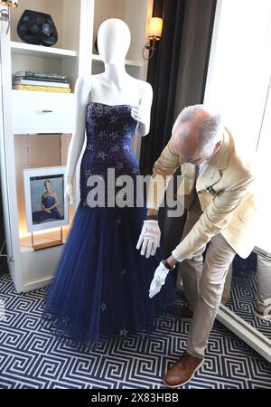 New York, New York, USA. Mai 2024. Juliens Auktions-Direktor MARTIN NOLAN nimmt an der Prinzessin Diana Teil, besaß 1986 Murray Arbeid Midnight Blue Tulle Diamante Star Gown, geschätzte $ 200.000 - $ 400.000, die während der Pressevorschau für Juliens Auktionen zu sehen waren ''˜Prinzessin Diana's Elegance and A Royal Collection' hielt das Carlyle. (Kreditbild: © Nancy Kaszerman/ZUMA Press Wire) NUR REDAKTIONELLE VERWENDUNG! Nicht für kommerzielle ZWECKE! Quelle: ZUMA Press, Inc./Alamy Live News Stockfoto