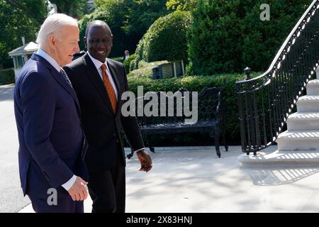 Washington, Vereinigte Staaten. Mai 2024. US-Präsident Joe Biden begrüßt US-Präsident William Ruto von Kenia am 22. Mai 2024 im Weißen Haus in Washington, DC. Quelle: Yuri Gripas/Pool über CNP/dpa/Alamy Live News Stockfoto