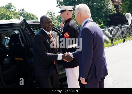 Washington, Vereinigte Staaten. Mai 2024. US-Präsident Joe Biden begrüßt US-Präsident William Ruto von Kenia am 22. Mai 2024 im Weißen Haus in Washington, DC. Quelle: Yuri Gripas/Pool über CNP/dpa/Alamy Live News Stockfoto