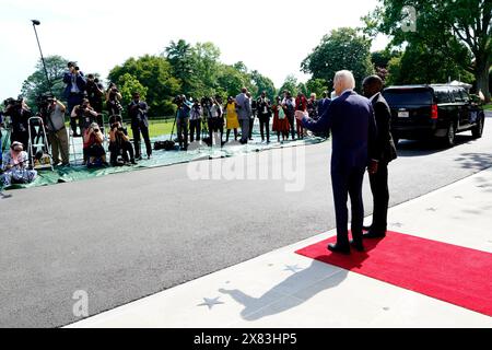 Washington, Vereinigte Staaten. Mai 2024. US-Präsident Joe Biden begrüßt US-Präsident William Ruto von Kenia am 22. Mai 2024 im Weißen Haus in Washington, DC. Quelle: Yuri Gripas/Pool über CNP/dpa/Alamy Live News Stockfoto