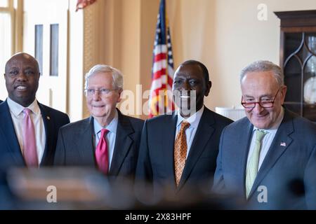 Washington, Vereinigte Staaten. Mai 2024. Der kenianische Präsident William Ruto trifft sich am Mittwoch, den 22. Mai 2024, mit Chuck Schumer (Demokrat von New York), Mitch McConnell (Republikaner von Kentucky) und anderen Senatoren im US-Kapitol in Washington, DC. Quelle: Annabelle Gordon/CNP/dpa/Alamy Live News Stockfoto