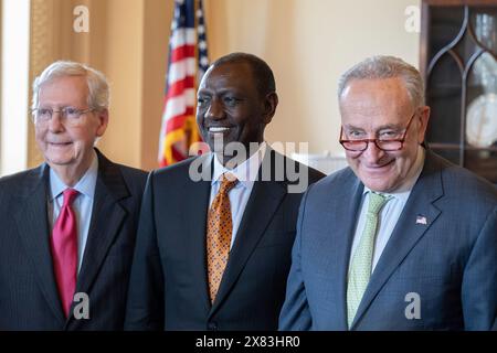 Washington, Vereinigte Staaten. Mai 2024. Der kenianische Präsident William Ruto trifft sich am Mittwoch, den 22. Mai 2024, mit Chuck Schumer (Demokrat von New York), Mitch McConnell (Republikaner von Kentucky) und anderen Senatoren im US-Kapitol in Washington, DC. Quelle: Annabelle Gordon/CNP/dpa/Alamy Live News Stockfoto