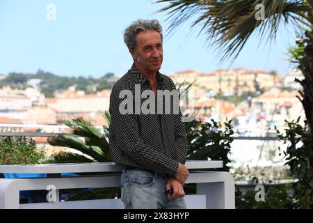 22. Mai 2024, Cannes, Cote D'azur, Frankreich: PAOLO SORRENTINO posiert während des „Parthenope“-Fotoaufrufs beim 77. Jährlichen Filmfestival von Cannes im Palais des Festivals in Cannes (Foto: © Mickael Chavet/ZUMA Press Wire) NUR REDAKTIONELLE VERWENDUNG! Nicht für kommerzielle ZWECKE! Stockfoto