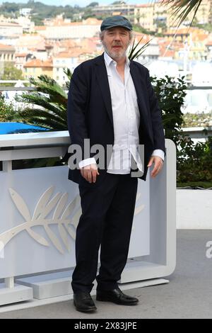 22. Mai 2024, Cannes, Cote D'azur, Frankreich: ARNAUD DESPLECHIN posiert während des „Spectateurs“-Fotoaufrufs beim 77. Jährlichen Filmfestival von Cannes im Palais des Festivals in Cannes (Foto: © Mickael Chavet/ZUMA Press Wire) NUR ZUR REDAKTIONELLEN VERWENDUNG! Nicht für kommerzielle ZWECKE! Stockfoto