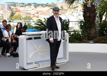 22. Mai 2024, Cannes, Cote D'azur, Frankreich: ARNAUD DESPLECHIN posiert während des „Spectateurs“-Fotoaufrufs beim 77. Jährlichen Filmfestival von Cannes im Palais des Festivals in Cannes (Foto: © Mickael Chavet/ZUMA Press Wire) NUR ZUR REDAKTIONELLEN VERWENDUNG! Nicht für kommerzielle ZWECKE! Stockfoto