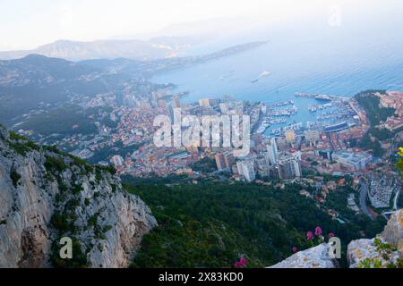 Monte-Carlo, Monaco. Mai 2024. Das Fürstentum Monaco wurde vor dem Grand Prix von Monaco in der Formel 1 2024 von oben gesehen. (Kreditbild: © Taidgh Barron/ZUMA Press Wire) NUR REDAKTIONELLE VERWENDUNG! Nicht für kommerzielle ZWECKE! Stockfoto